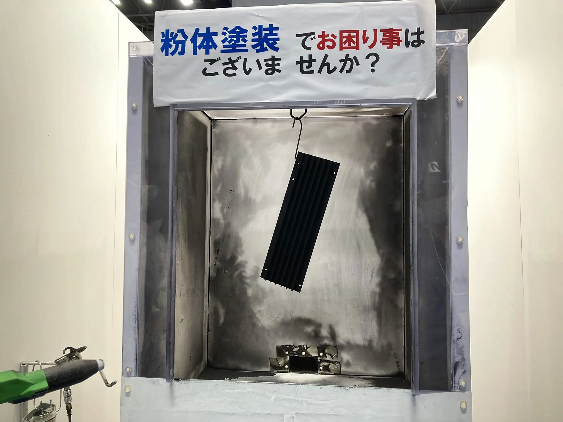 凹凸のあるワークでも隅々まで均一に塗装ができる