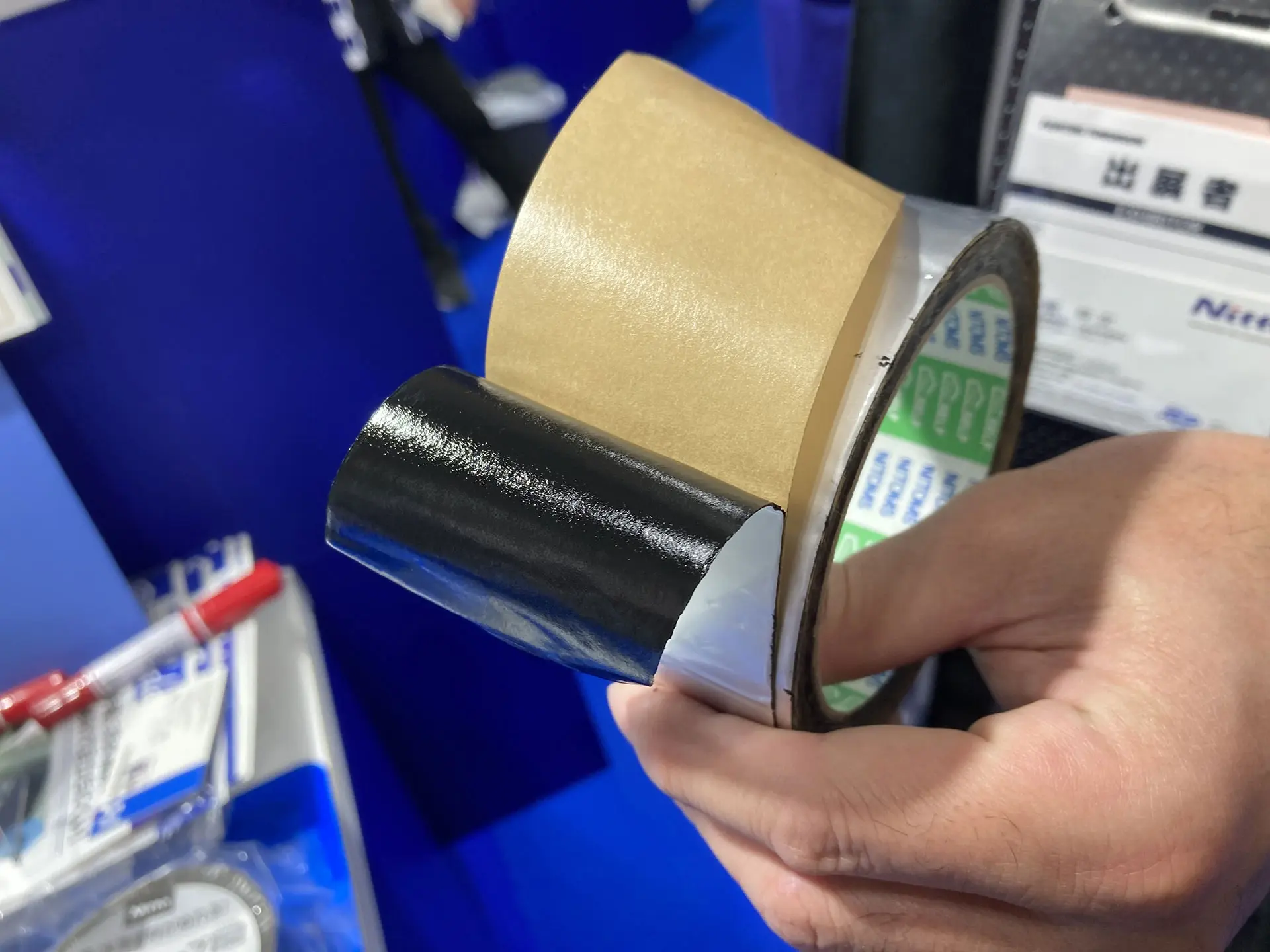 ブチルゴムを使用しており、粗面やコーナー部にもよくなじむ。