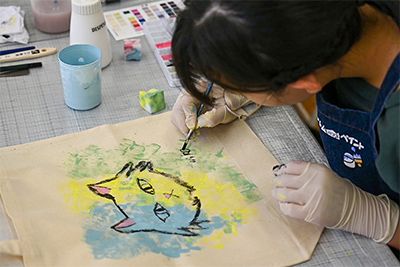 アトミクス 国際芸術祭に塗料提供 色のワークショップ開催