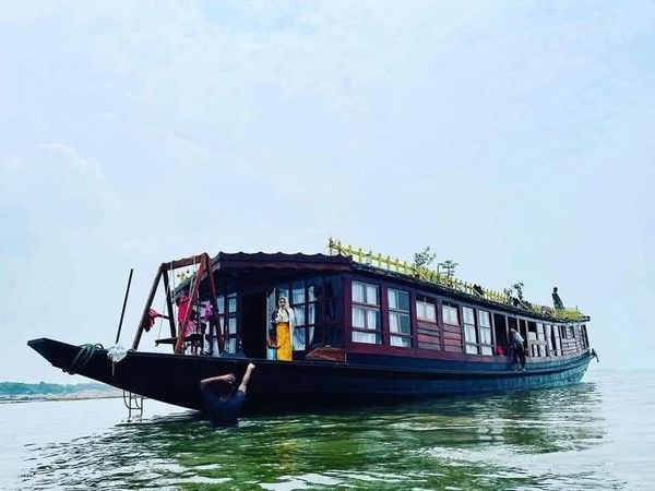 পূজার ছুটিতে জলনিবাসে হাওর ভ্রমণ