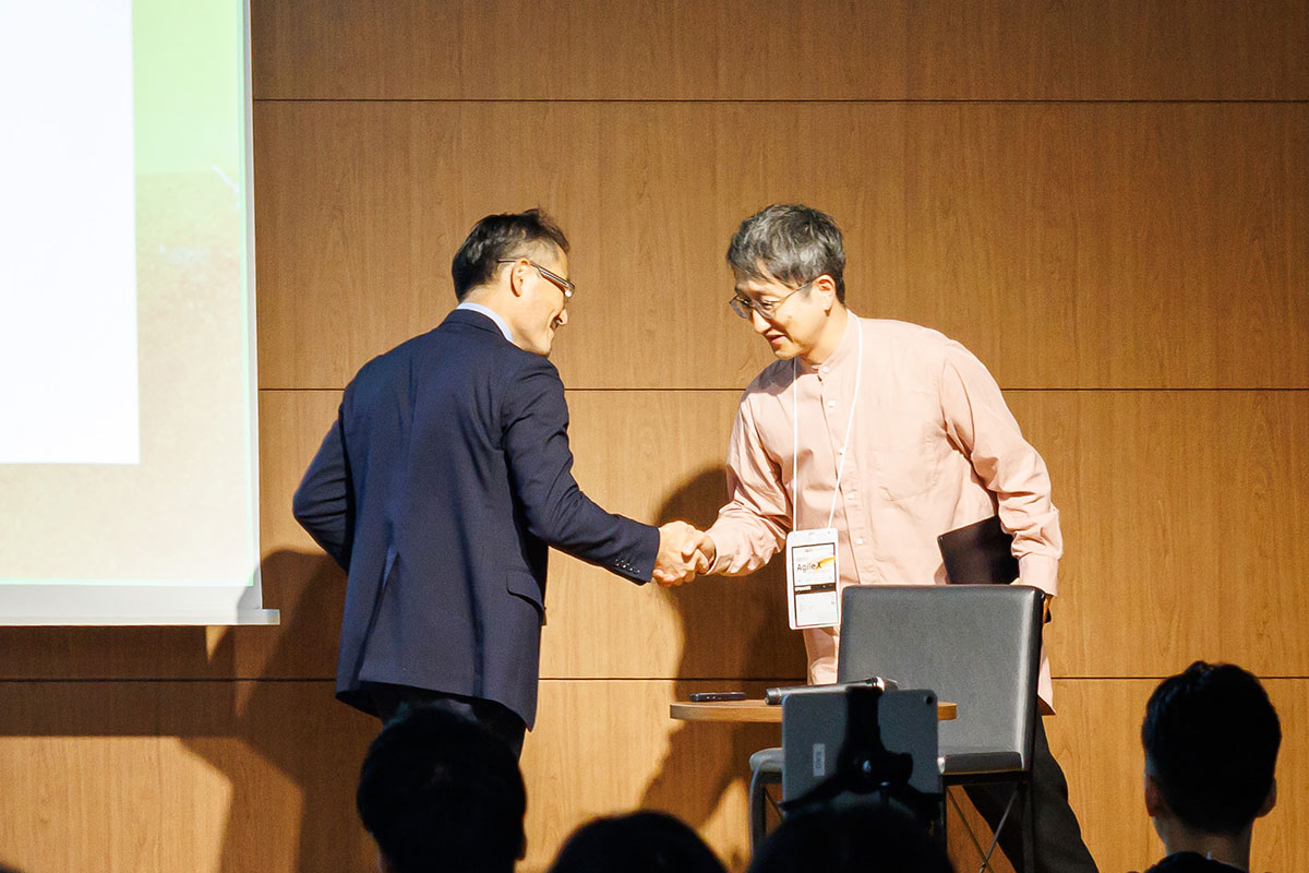 握手をする猪瀬様と鈴木