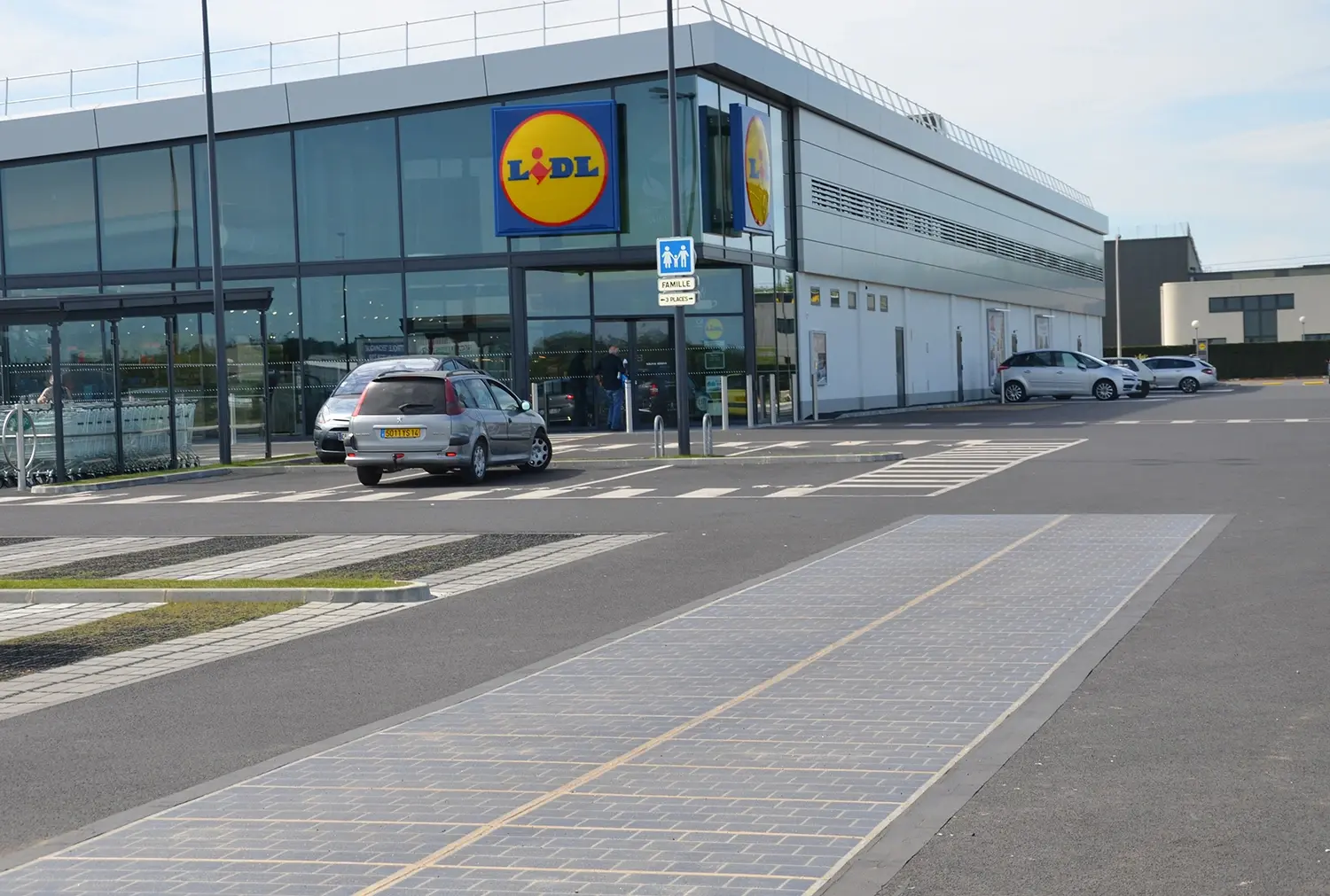 図1：路面に設置された太陽光発電舗装システム「ワットウェイ」。フランスにて ⁠（写真提供：コラス／協力：東亜道路工業）