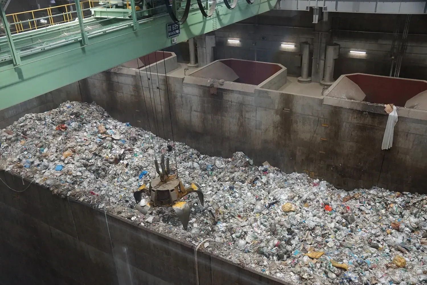 図2：焼却されるプラスチック廃棄物。焼却によりつくられる熱の一部が予熱利用施設に使われる