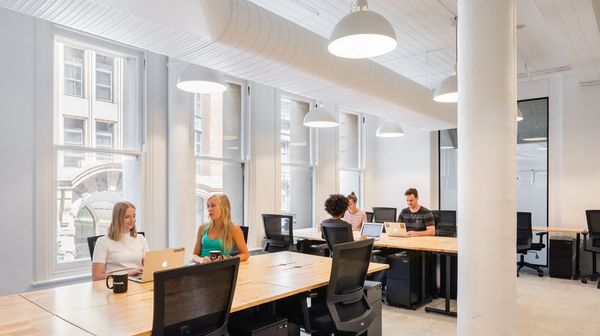 A Simple Guide to Coworking vs. Serviced Offices