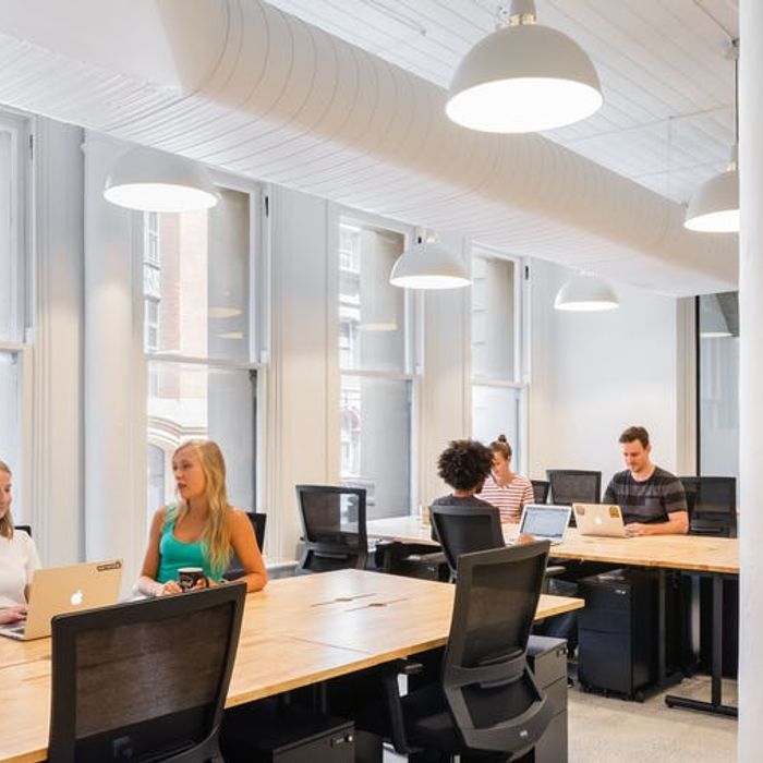 A Simple Guide to Coworking vs. Serviced Offices