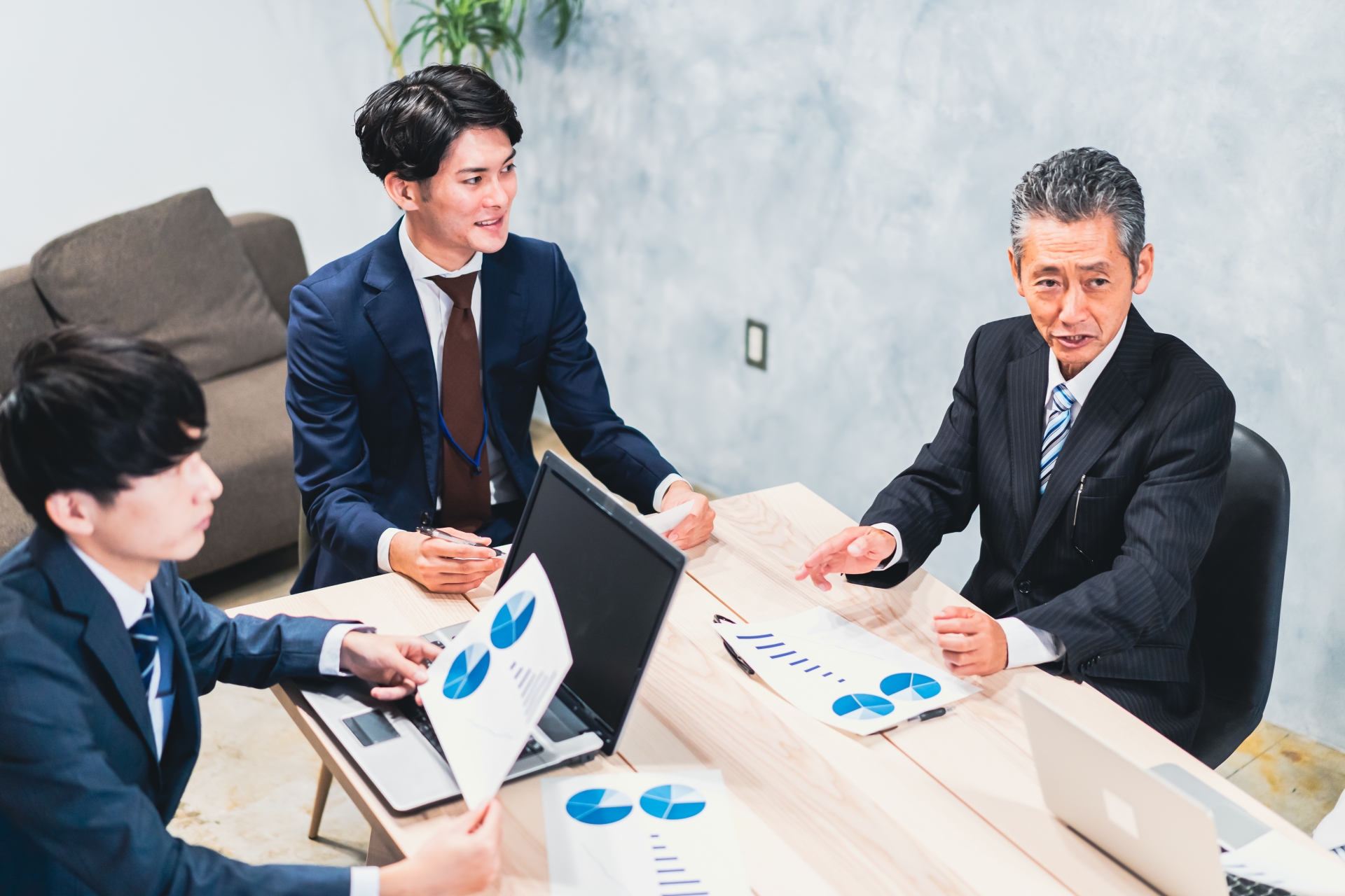 オフショア開発とは？4つのメリットと3つのデメリット、人気の国などをご紹介します！