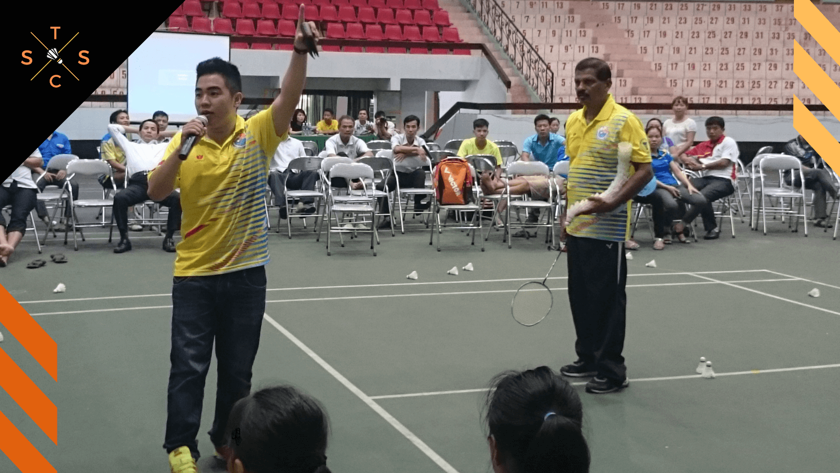 Để trở thành HLV cầu lông chuyên nghiệp đòi hỏi phải theo học các trường đại học thể thao chính quy để được cấp bằng, hoặc theo học các khóa ngắn hạn và dài hạn tổ chức bởi Liên đoàn Cầu lông Thế giới BWF để được cấp chứng chỉ hành nghề quốc tế.