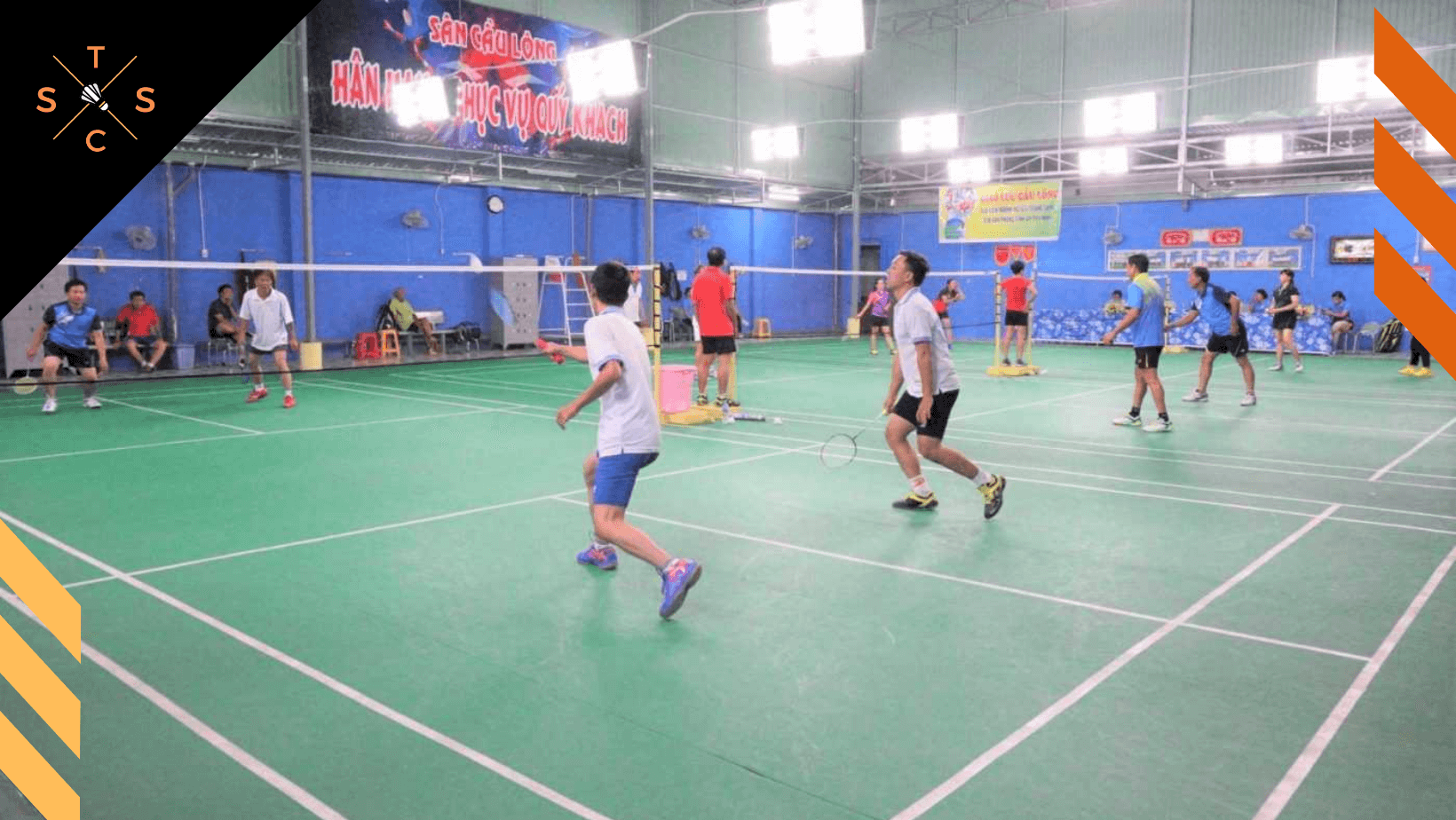 Cầu lông được xem như môn thể thao quốc dân tại Việt Nam, với số người quan tâm chỉ sau bóng đá. Chúng ta dễ dàng thấy được cảnh đông đúc ở các sân vào mỗi buổi chiều tối và các ngày cuối tuần.